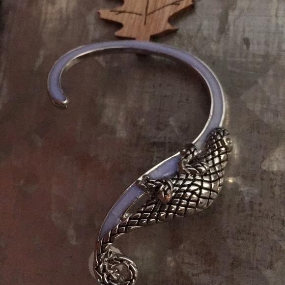 Glow in the Dark Lizard Ear Cuff Left Ear - Picture 4 of 5